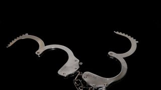 Soferul care a doborat indicatorul rutier, care a omorat o tanara, a fost gasit. Baiatul este acuzat de ucidere din culpa