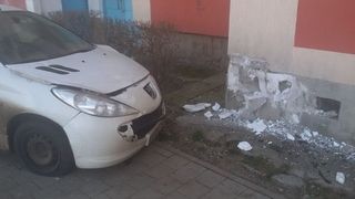 Un sofer ametit a intrat cu masina in balconul unui iesean, in noaptea de Anul Nou. Proprietarul il asteapta sa vina sa isi ia autoturismul
