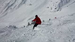 Aproape 70 de accidente la schi in statiunea Straja de sarbatori. Interventiile salvamontistilor, ingreunate de numarul mare de turisti