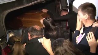 N-a mai rezistat si s-a sinucis, in timpul priveghiului sotiei sale