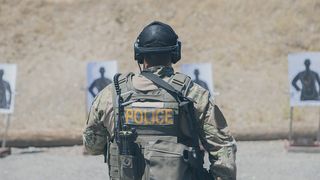 Atac armat in Elvetia. Un barbat a impuscat doi politisti, apoi a disparut. Fugarul este cautat in toata tara