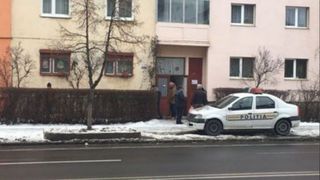 Sinuciderea unei femei de 53 de ani din Brasov scoate la iveala cosmarul prin care trecea fiul ei de numai 21 de ani. Baiatul traia un chin