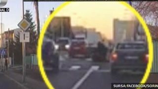 O femeie este spulberata pe trecerea de pieton si aruncata cativa metri in aer. Imagini incredibile suprinse de un sofer, in aceasta dimineata in trafic.