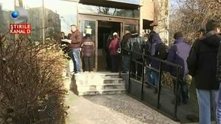 Coada la taxe si impozite. Oamenii s-au imbulzit de la prima ora sa isi plateasca datoriile