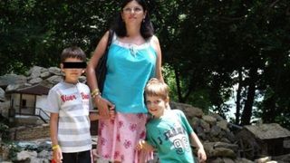 Ionut, alaturi de mama si fratele lui, cu ceva vreme in urma