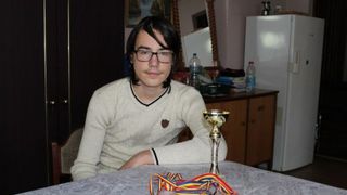 El este copilul geniu. La 13 ani este matematician si a scris o culegere, insa nu va ramane in Romania: "Parintii nu aveau bani pentru a inchiria un apartament, dar faceam naveta la scoala"