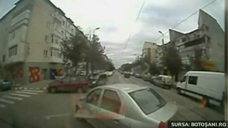 Accident cu o ambulanta SMURD, filmat de camera de supraveghere montata pe bordul autospecialei. Un sofer a facut un viraj fara sa se asigure si era cat pe ce sa produca o tragedie.