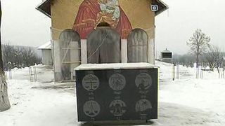 Un cub misterios din fata unei manastiri din nordul tarii starneste rumoare printre credinciosi! Insemnele de pe fatetele sale nu par sa fie din Biblie, ci din zodiac.