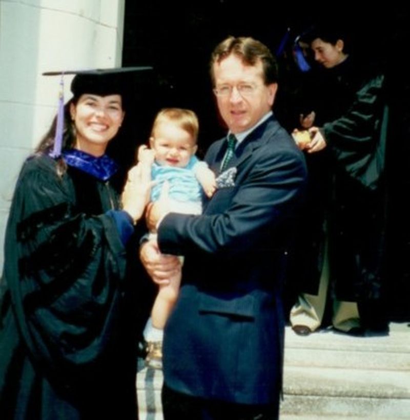 Ana Birchall, alaturi de sot si de copilul lor, in SUA, la absolvirea Yale Law School