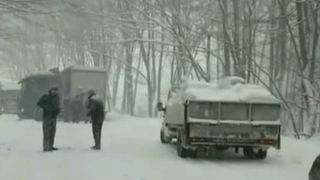 E vai si-amar in nordul tarii, unde a nins in 24 de ore cat pentru tot anul! Soferii au ramas inzapeziti si asteapta drumarii care nu mai vin