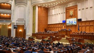 Noii ministri au ajuns la Guvern, cu trei microbuze, pentru prima sedinta; un ministru s-a impiedicat pe scari