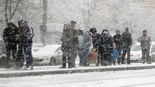 ANM ar putea emite un cod rosu de viscol pentru mai multe judete din sud-estul tarii. Bucurestiul si alte 11 judete, sub cod portocaliu. Avertismentul autoritatilor:"Faceti provizii de apa si mancare"