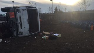 Vaslui: Un TIR incarcat cu butelii s-a rasturnat pe DN 24, in fata unei primarii