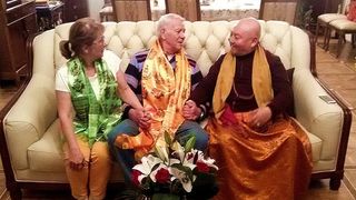 Teodor Melescanu, alaturi de sotia sa si de maestrul Guru Karma Acharya