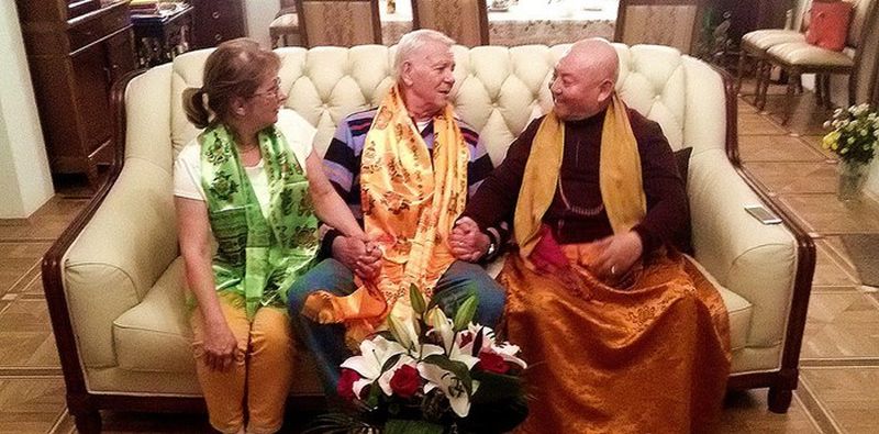Teodor Melescanu, alaturi de sotia sa si de maestrul Guru Karma Acharya