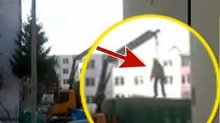 Scenele bizare care au devenit virale pe internet. Un barbat atarna deasupra unei masini de gunoi