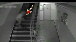 Imagini revoltatoare intr-un bloc din Constanta. Ce au facut cativa adolescenti in scara unui bloc, dupa ce i-au colindat pe locatari