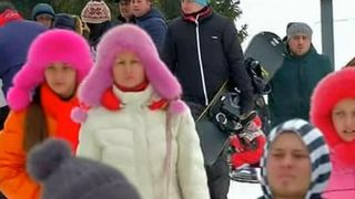 Moldovenii au dat navala in Poiana Brasov. Parcarile sunt pline de bolizi de lux. Iata cum au mers domnisoarele pe partie