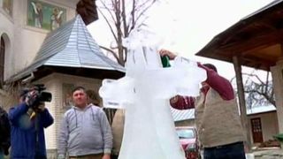 Traditii de Boboteaza in Moldova! Cum se face crucea de gheata care va sta in curtea bisericii in ziua de sarbatoare