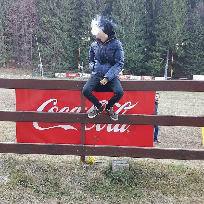 Baiatul apare fumand in fotografii