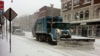 Ninsoarea face ravagii in tara. Drumuri blocate, localitati fara curent electric, persoane izolate in casa - Care e situatie in fiecare zona din Romania. Codul portocaliu de viscol a fost prelungit