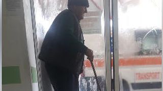 Un batranel a fost filmat pe holul unui spital rugandu-se de medici sa il ajute. Barbatul striga incontinuu: "Nu mai pot"