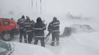 Peste 90 de persoane, salvate de pompieri dupa ce au ramas inzapezite pe drumul Constanta &ndash; Valu lui Traian