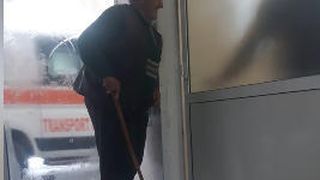 Ce au declarat reprezentantii Spitalului din Roman dupa ce un batran a fost filmat cerand ajutor
