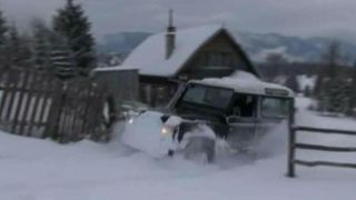 In ciuda gerului si a zapezii care a ingropat sate intregi, preotul din Pasul Tihuta a ajuns la enoriasi! Nu oricum, cu masina 4x4