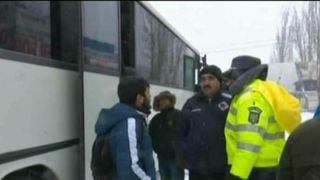 Incredibil. Cativa navetisti din Buzau s-au certat cu autoritatile pentru ca au inchis drumul spre comuna lor