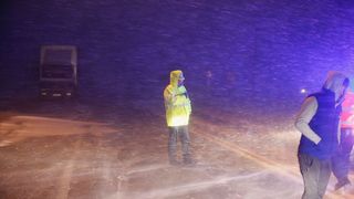 Situatie critica in Constanta din cauza viscolului. Peste 140 de persoane, printre care si copii, au ramas blocate pe A2. Autoritatile din orasul Ovidiu au salvat 110 de persoane, ramasi inzapeziti