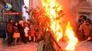 Sarbii din Banat au sarbatorit Ajunul Craciunului cu un foc de lemne si paie in curtea bisericii. Ce traditii respecta