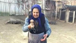 Kendama, jocul raspandit de japonezi, a ajuns si pe ulitele satelor din Romania! Imagini savuroase