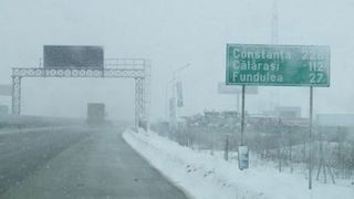 Surse: Traficul pe Autostrada A2 a fost inchis abia la patru ore dupa ce politistii au raportat ca vizibilitatea este sub un metru din cauza viscolului