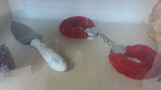 Topul obiectelor interzise confiscate pe Aeroportul din Timisoara: catuse cu blanita, ciocan de batut snitele, lopatica pentru tort, cutite