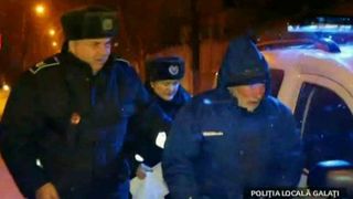 Oameni fara adapost din Galati, salvati de politisti. Inghetati pana la os, sarmanii au fost dusi la adapost