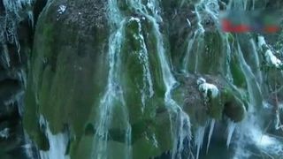 Cascada Bigar, din Caras-Severin, a devenit o perdea imensa de clestar. Gerul din ultimele zile a transformat siroaiele de apa in turturi imensi.