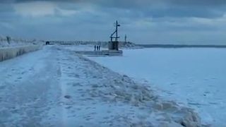 Fenomen rar pe litoralul romanesc. A inghetat Marea Neagra. Imagini spectaculoase din Portul Constanta