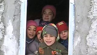 Viscolul le-a smuls acoperisul casei, iar 8 copilasi degera de frig in propria casa: "Ne-au inghetat picioarele"