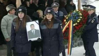 Politistul ucis chiar in sediul institutiei a fost condus pe ultimul drum. Colegii si-au luat ramas bun de la el cu salve de arma si sirene de politie