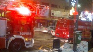 Incendiu in centrul Capitalei, intr-un bloc din Piata Romana. O persoana a fost gasita in posibil stop cardio-respirator
