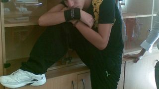 Bogdan Istratoiu, baiatul "batut" de Basescu, se da cu sania impreuna cu cainele