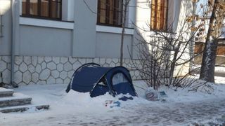 Protest extrem la -11 grade. O femeie doarme intr-un cort, in fata Bisericii Catolice din Drobeta Turnu Severin