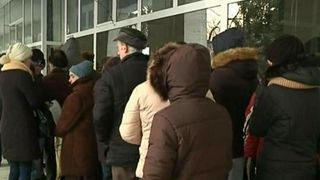 Pensionarii au stat cu orele in frig sa-si plateasca impozitul: "Se duc banii si pe urma nu mai avem cum"