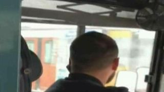 Soferul unui autobuz din Galati nu le-a deschis usa din fata calatorilor pentru ca ii era frig. Reactia barbatului cand a vazut ca este filmat