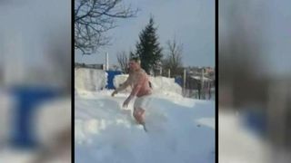 Noua moda pe vreme geroasa: baia in zapada sau in mare, in pielea goala