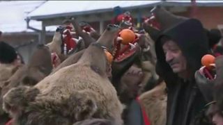Traditiile romanesti ii lasa pe straini cu gura cascata. Jurnalistii britanici au reusit sa faca un milion de vizualizari cu jocul Ursului din Asau!