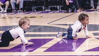 Cursa inedita intre bebelusi! Nici n-au invatat sa mearga, dar au fost admirati de mii de oameni. Imagini savuroase