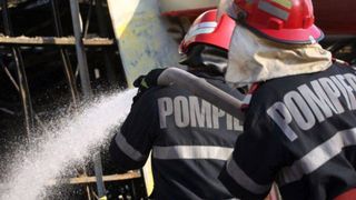 Incendiu la o scoala din Arad. Aproximativ 200 de elevi au fost evacuati, iar pompierii incearca sa stinga focul