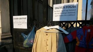 Gest emotionant pentru oamenii strazii din Cluj. A fost realizat "cuierul gratuit cu haine groase"
